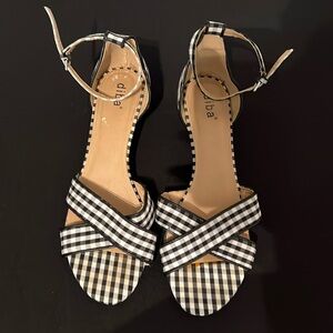 These cute little heels will compliment any solid color sumner dress.